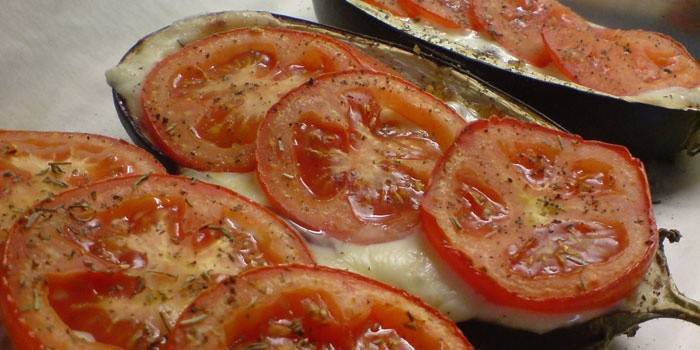 Aubergines cuites au four avec tomates et mozzarella