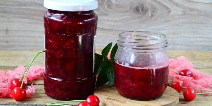 Vasetti di marmellata di ciliegie