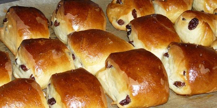 Panqueques con pasas en una bandeja para hornear
