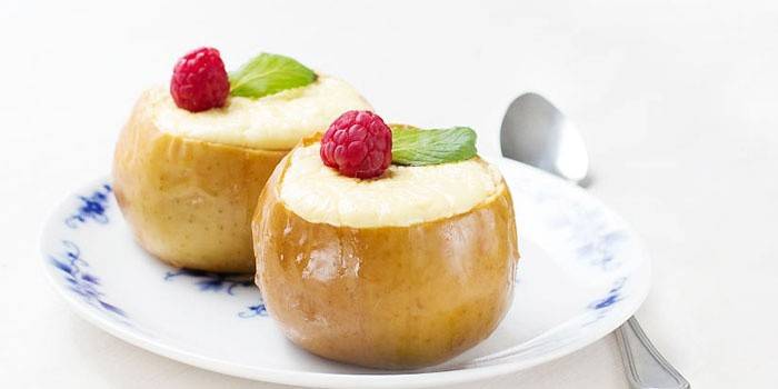 Печени ябълки с извара на чиния