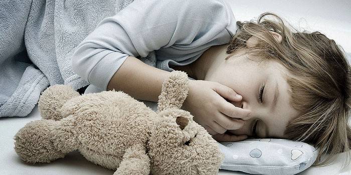 Đứa bé kiệt sức ngủ thiếp đi.