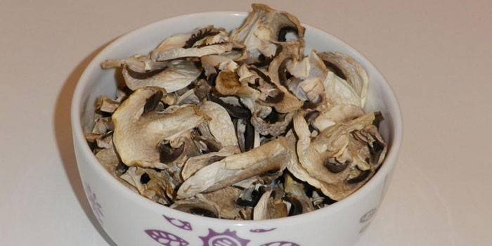 Mga pinatuyong champignon sa isang plato