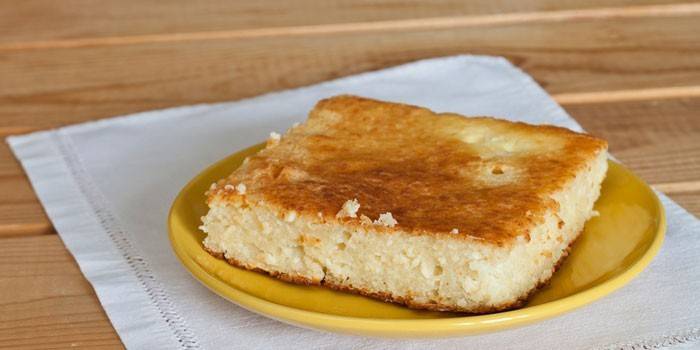 Un morceau de casserole de fromage cottage sur une assiette