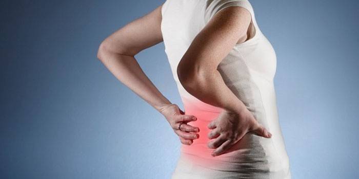 Cô gái bị đau thắt lưng