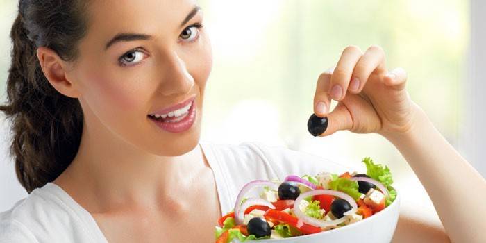 Mädchen mit einem Salat in den Händen