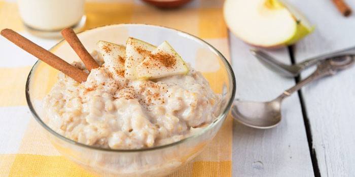 Gachas de leche con canela y manzanas