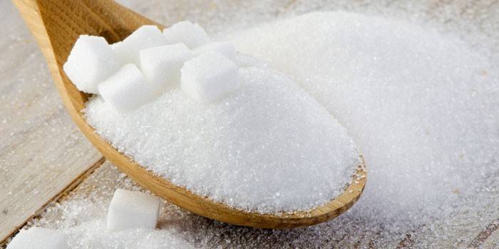 Sucre dans une cuillère en bois