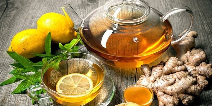 Tēja ar citronu un ingveru