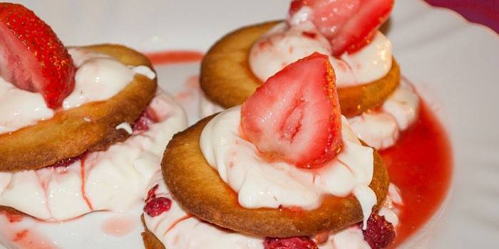Mascarpone ve çilek ile tatlı