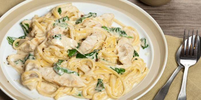 Spaghetti au poulet dans une sauce crémeuse