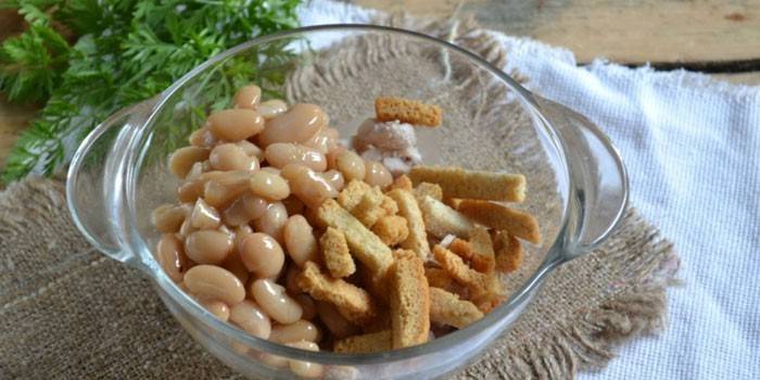 Đậu và bánh quy giòn trong đĩa
