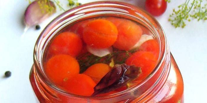 Eingelegte Tomaten im Glas