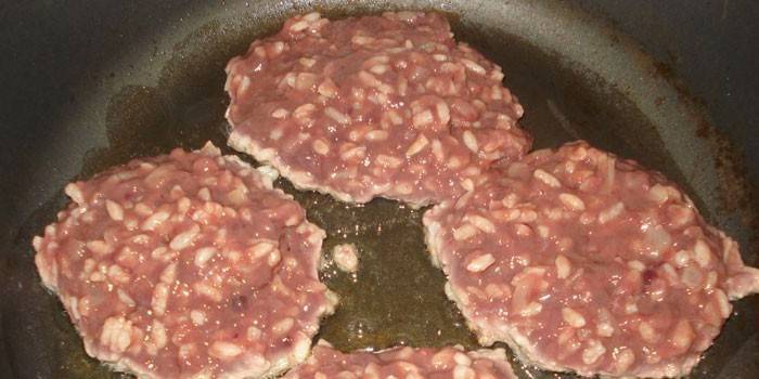 Cutite de ficat cu orez într-o tigaie