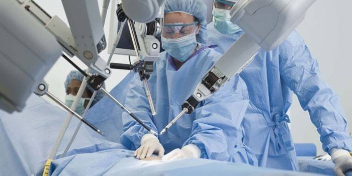 Ärzte bei der Operation