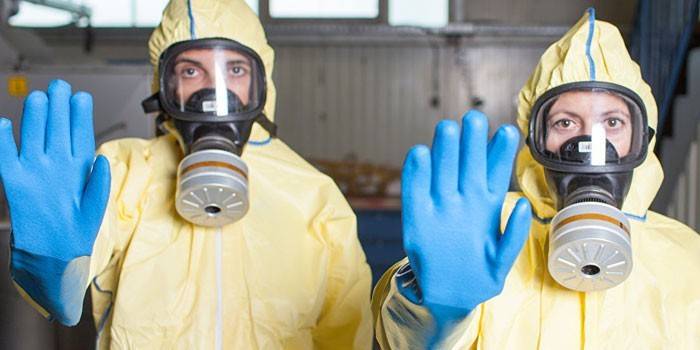 Persone in kit di protezione epidemiologica