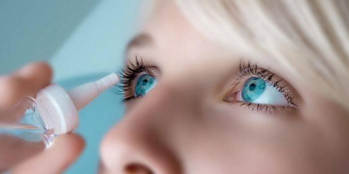 Mädchen tropfenden Augen