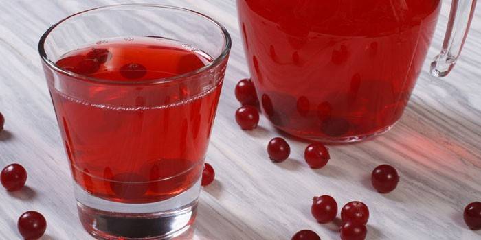 Mirtillo drink di frutta in un bicchiere e brocca