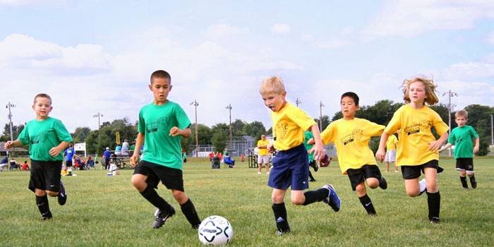 Los niños juegan al fútbol