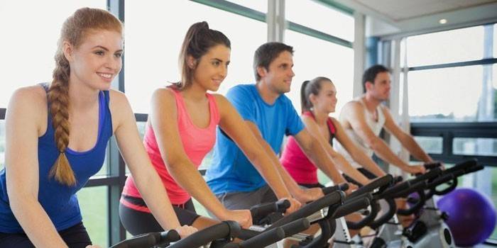 Treinamento em grupo em bicicletas ergométricas