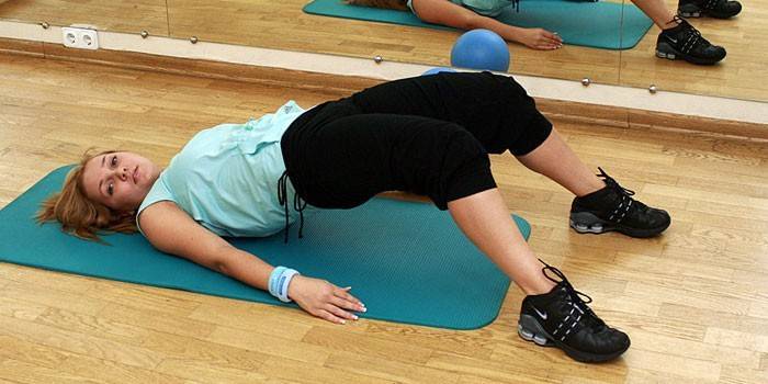 Chica haciendo ejercicios en el gimnasio.
