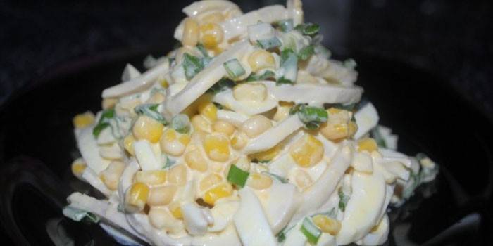 Antipasto con calamari bolliti, mais e maionese