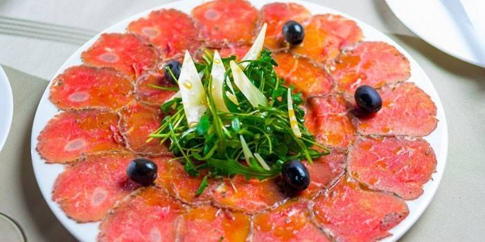 Dana carpaccio, parmesan ve roka yemeği