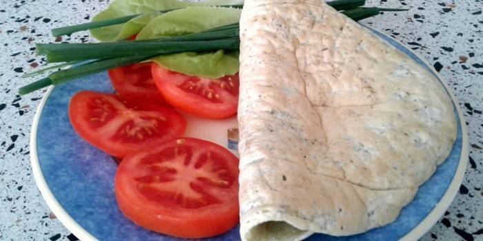 Truita de proteïnes amb verdures fresques en un plat