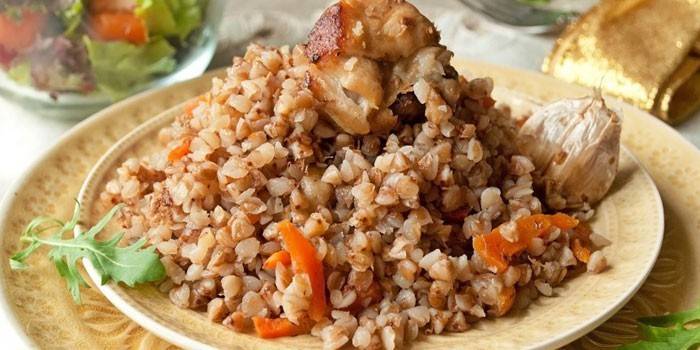 Mingau de trigo sarraceno com carne de porco em um prato
