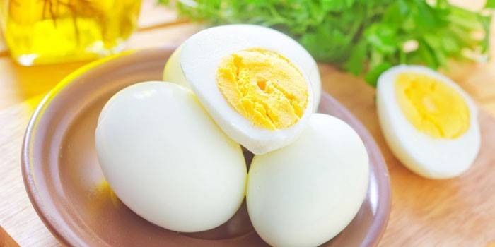 Huevos cocidos enteros y mitades