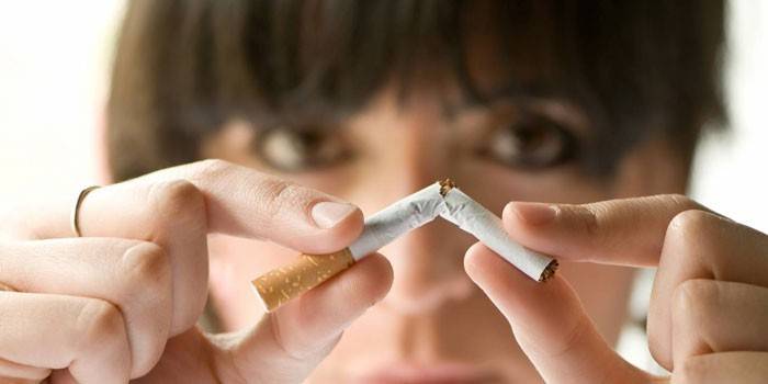 Femme brise une cigarette