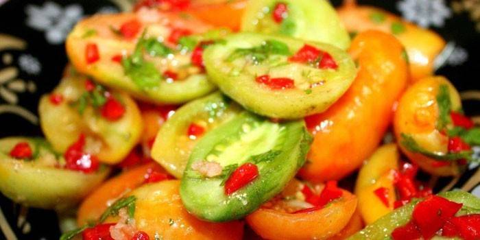 De fruits non mûrs tranchés aux poivrons et herbes