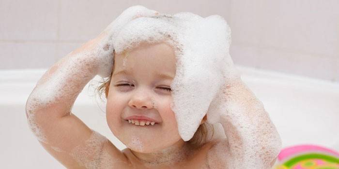 Meitene ziepju suds