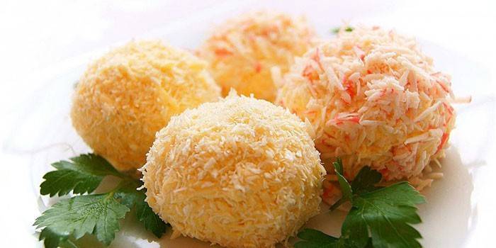 Bolas de queso con huevos duros y palitos de cangrejo