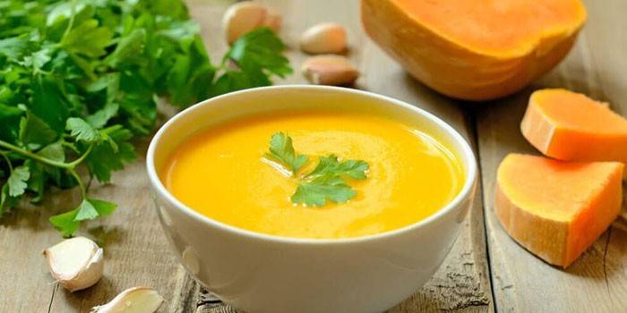 Sopa de purê de abóbora em um prato