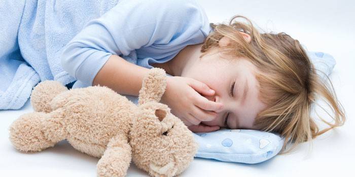 Cô gái ngủ với một con gấu bông