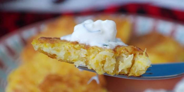 Stück Pfannkuchen auf einer Gabel