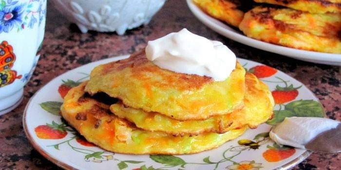 Süße Zucchinistückchen mit Sauerrahm auf einer Platte
