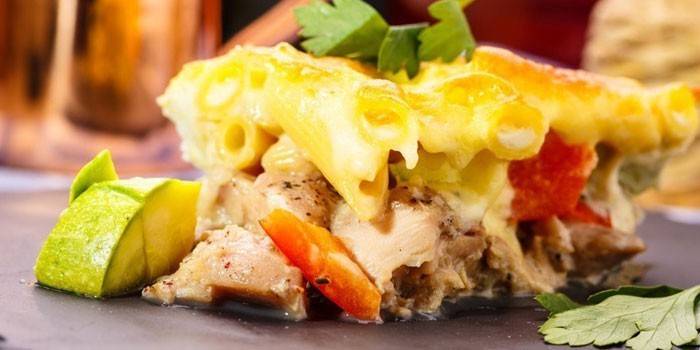Caçarola de macarrão com frango e legumes