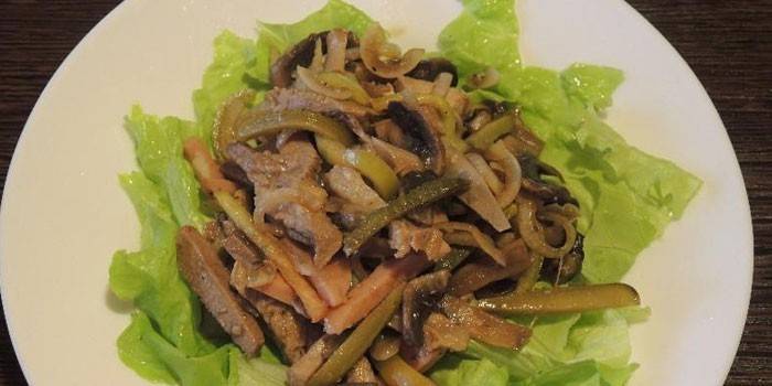 Salade prête à l'emploi avec langue bouillie
