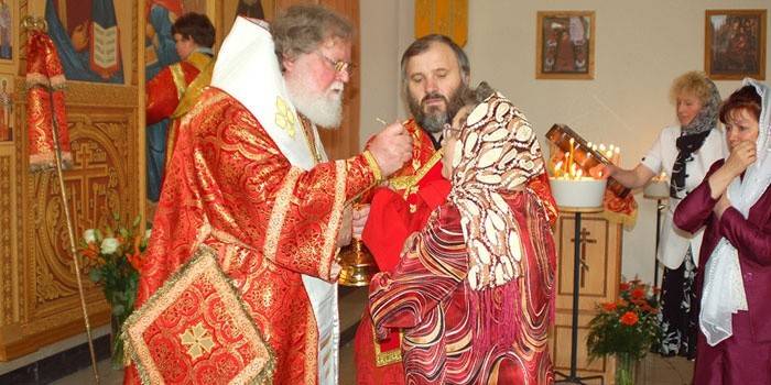 Свештеник врши обред сакрамента жупника