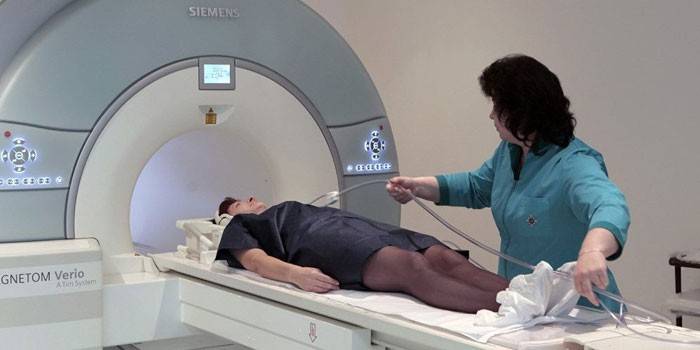 Nő az Mri gép és mentős