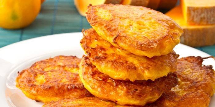 Stapel von Kürbispfannkuchen auf einer Platte