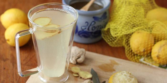 Gingembre et citron boivent dans une tasse