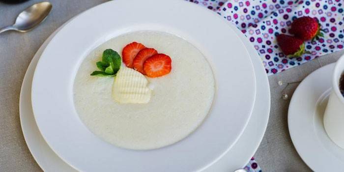 Gachas de sémola con fresas