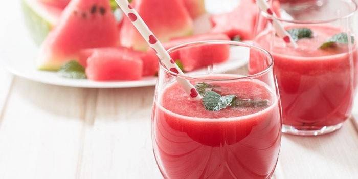 Sinh tố trong ly và lát dưa hấu