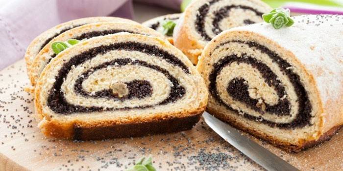 Bánh xốp cuộn với hạt anh túc