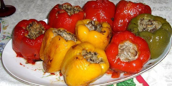 Pipari ar gaļu un rīsiem uz šķīvja