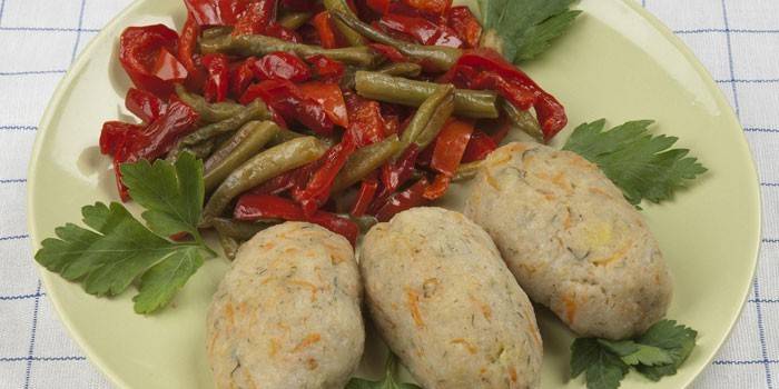 Aljašská pollock kotlety a nakladaná zelenina na tanieri