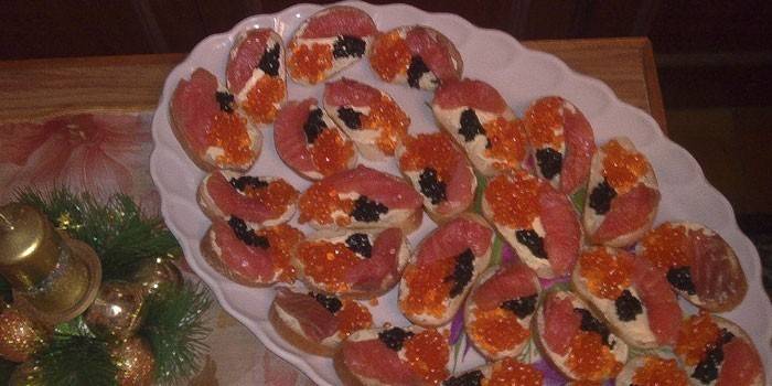 Szendvicsek, piros hal, egy tálba