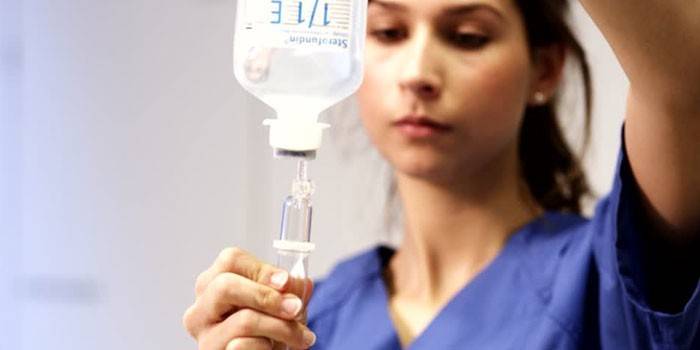Paramedic pregătește un dropper
